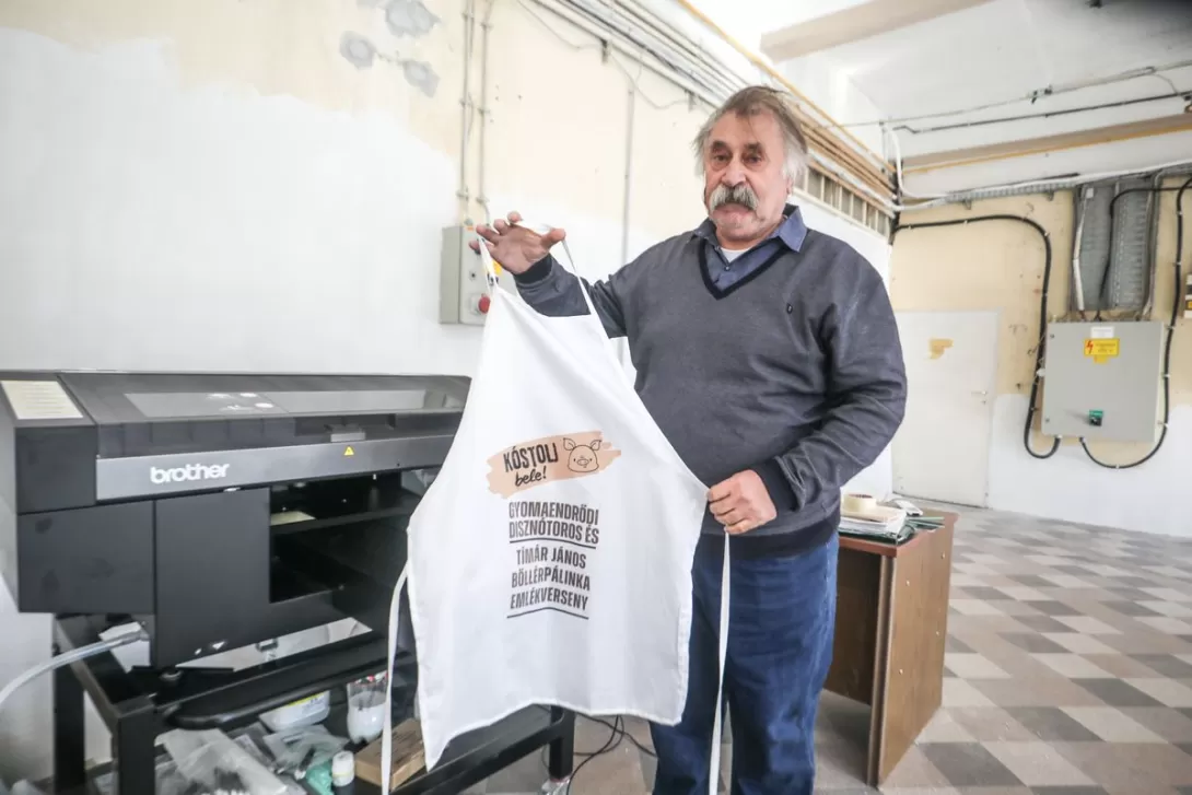 Illés János 1991 óta foglalkozik textilipari tevékenységgel.